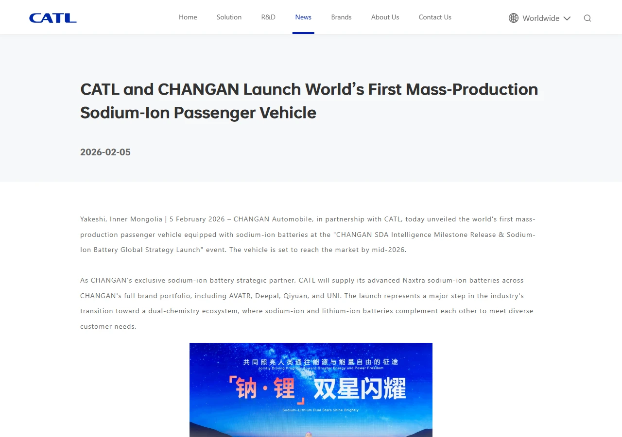 宁德时代官网英文新闻页,标题是宁德时代与长安发布全球首款量产钠离子电池乘用车,日期 2026-02-05,正文写明这台车计划 2026 年年中上市,下方配图写着“钠·锂 双星闪耀”